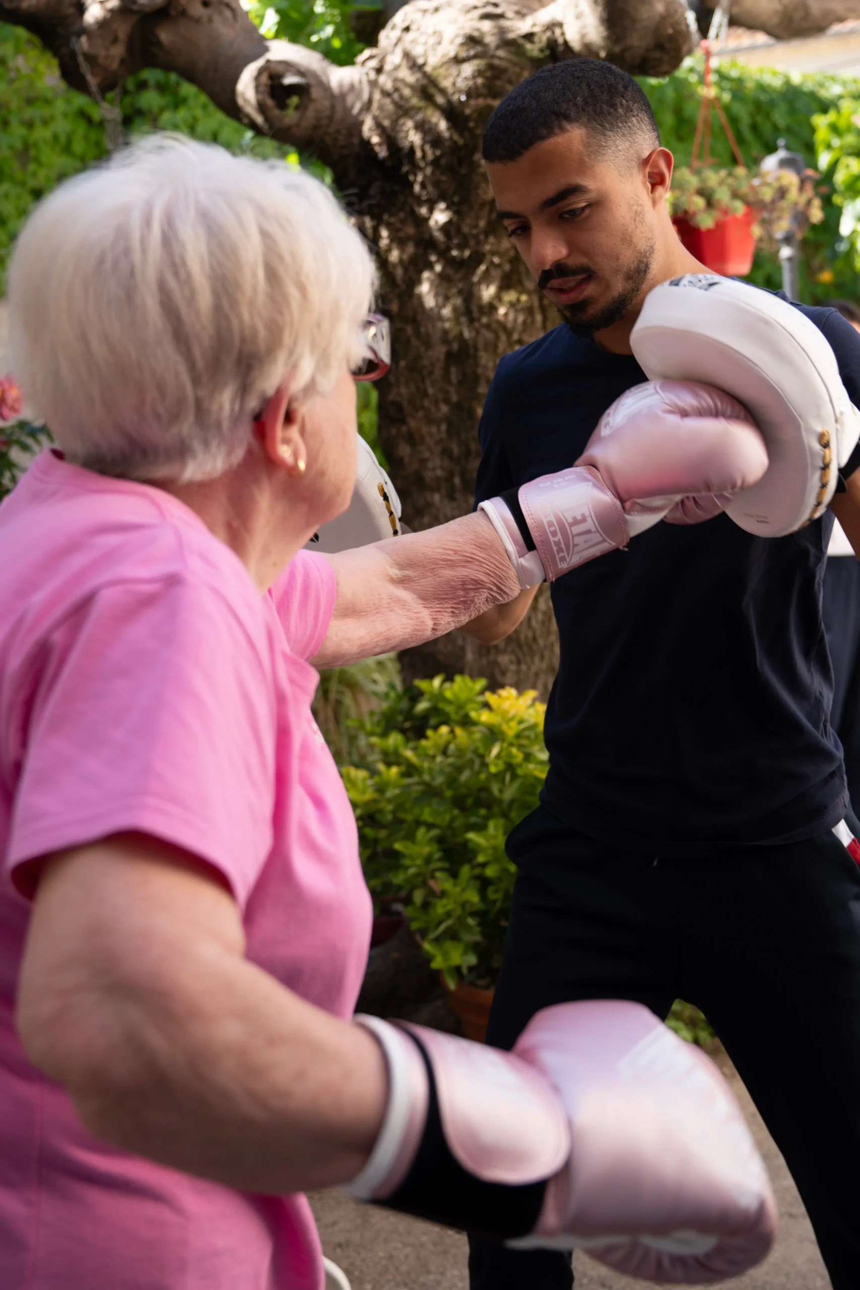 Bénéficiaire réalisant une séance de boxe adaptée avec un éducateur sportif à la Maison Rose & Olivier de Générac, dans le cadre des soins de support pour les personnes touchées par le cancer.